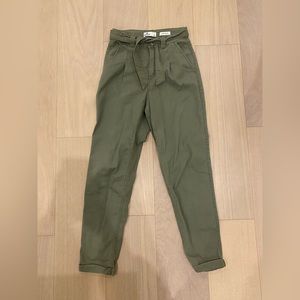 Hollister Ultra- High Rise Cargo Pants Green size 1